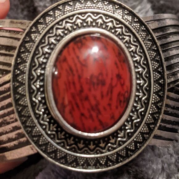 Gorgeous vintage medallion spice colored cuff bracelet - Picture 5 of 7